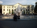 Przy pałacowej fontannie